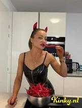 emely-prive-ontvangst-via-kinky-699829d7c89a7b001322cd2d