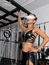 meesteres-nyiroro-bdsm-via-kinky-69a99311a584d700135d8f4f