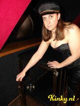 meesteres-lizz-bdsm-via-kinky-6785069877be71001330db19
