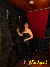 meesteres-lizz-bdsm-via-kinky-6785069377be71001330db14