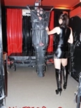 meesteres-g-bdsm-via-kinky-5cf67f175e4640d5a20bfc6f
