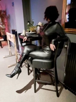 meesteres-lux-bdsm-via-kinky-694403e460d1e40013b33308